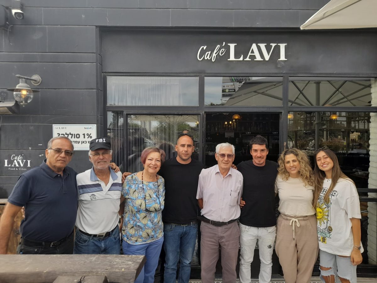 מנהלי Mall 7 וארגון הגמלאים בקפה לביא בבאר שבע. קרדיט -יח"צ