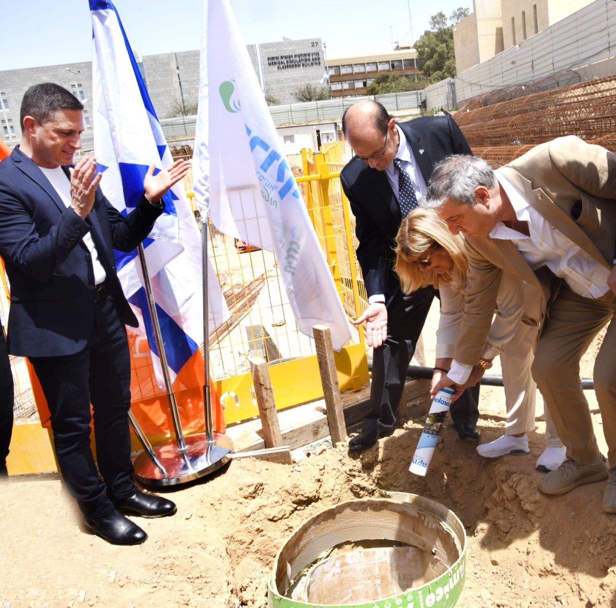 הטמנת הקלף באבן הפינה בסורוקה, אמש. קרדיט - סורוקה