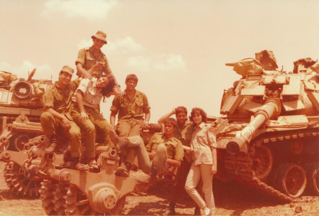 אילן (שלישי מימין) לצד חבריו, תמיד היה שם כשצריך אותו. קרדיט - צילום פרטי