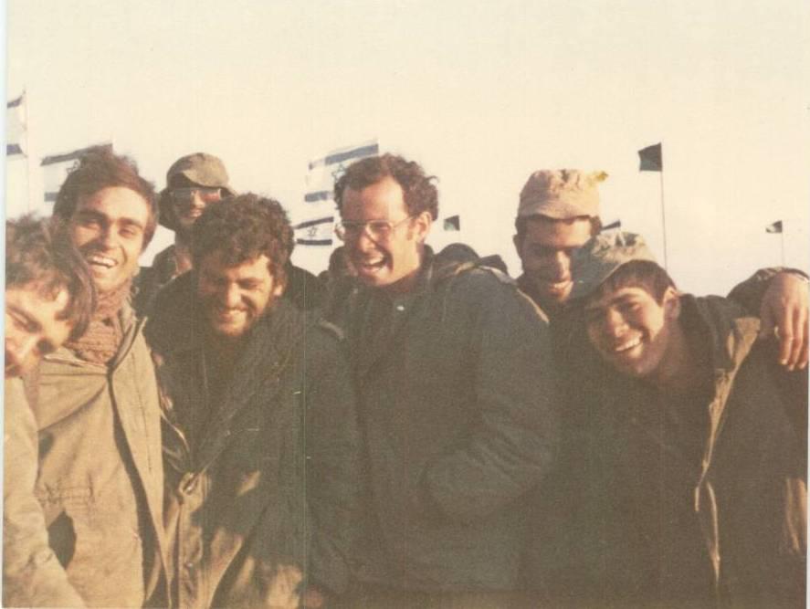 הנער תכול העיניים ששיגע את הבנות, אילן (שני משמאל). קרדיט - צילום פרטי