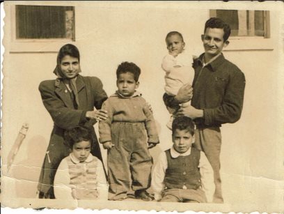 משפחת יחזקאל בקיבוץ דפנה, 1957. קרדיט - צילום פרטי