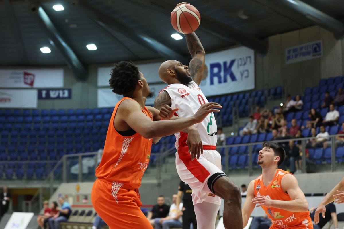 פארדון משתלט על כדור בין ווסון לשניידרמן. קרדיט - לירון מולדובן