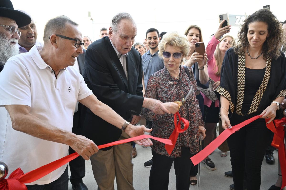 זלמן וכנה שובל עם ראש עיריית נתיבות יחיאל זוהר. קרדיט - יוסי צבקר