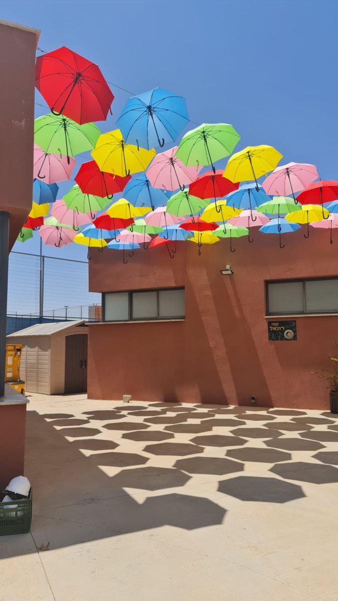 נקודת צבעונית באמצע השכונה. קרדיט - ליאת נעמן