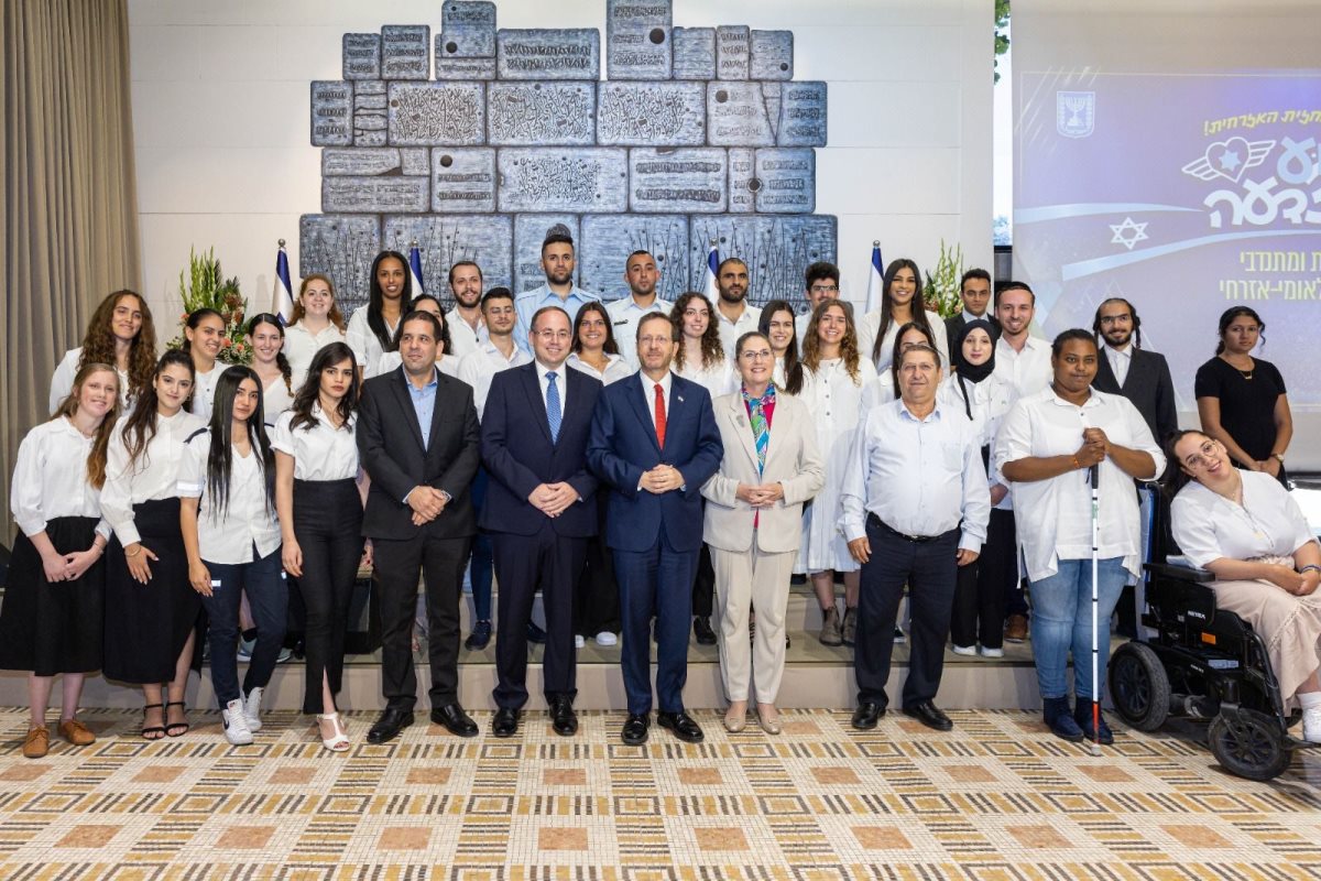 רניה (רביעית מימין שורה שניה), בבית הנשיא. קרדיט - כללית