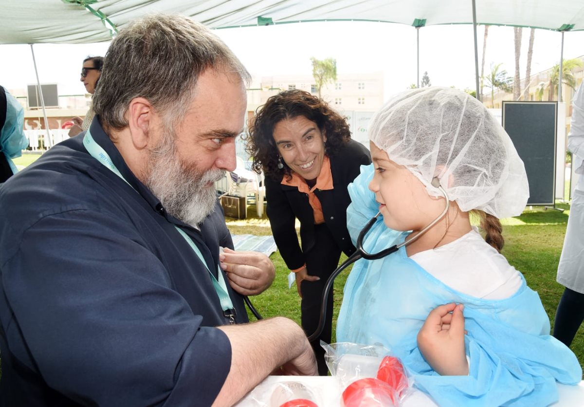 ד"ר דרור דולפין, סגן מנהל סורוקה יחד עם משתתפת בפרויקט "בית חולים לדובים". קרדיט - דוברות סורוקה