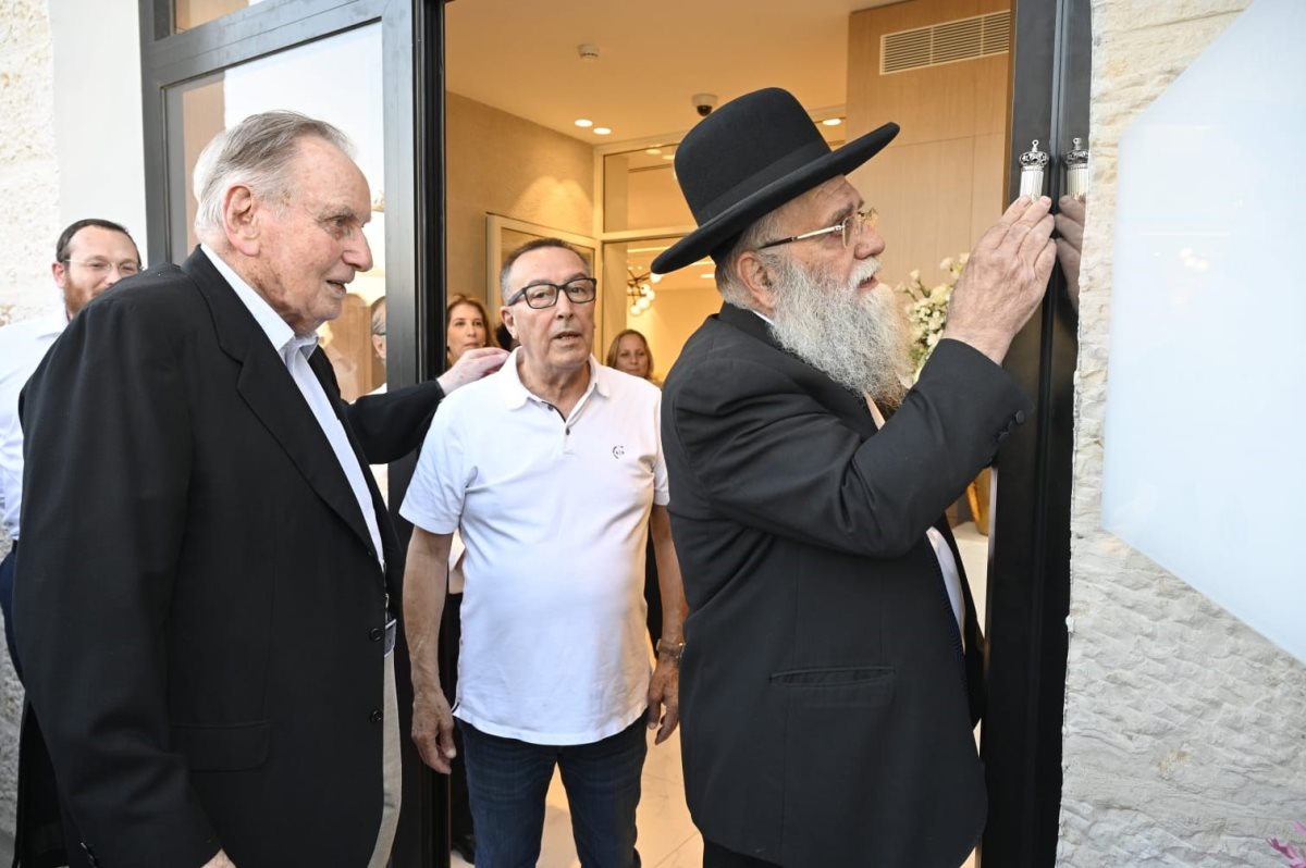 הרב פנחס כהן , יחיאל זוהר וזלמן שובל בקביעת המזוזה בסניף החדש. קרדיט - יוסי צבקר