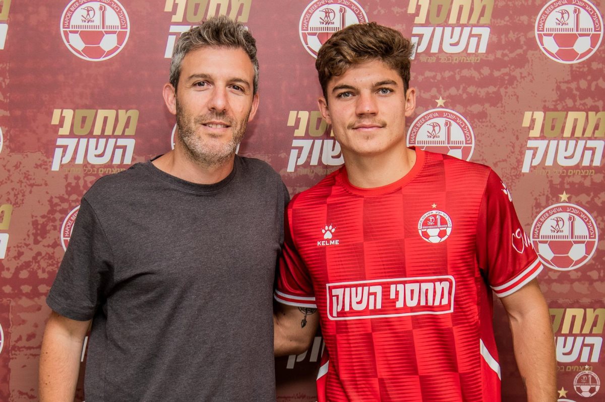 סטויאנוב ומנכ"ל הקבוצה, גיא פרימור. קרדיט - הפועל "מחסני השוק" באר שבע