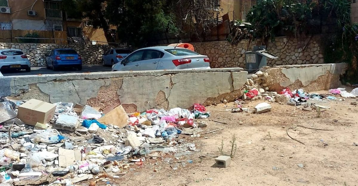 "יש מאות קילומטרים של מדרכות וכבישים שצריך לתחזק", לכלוך בשכונה ד'. קרדיט - ליזה שבתאי
