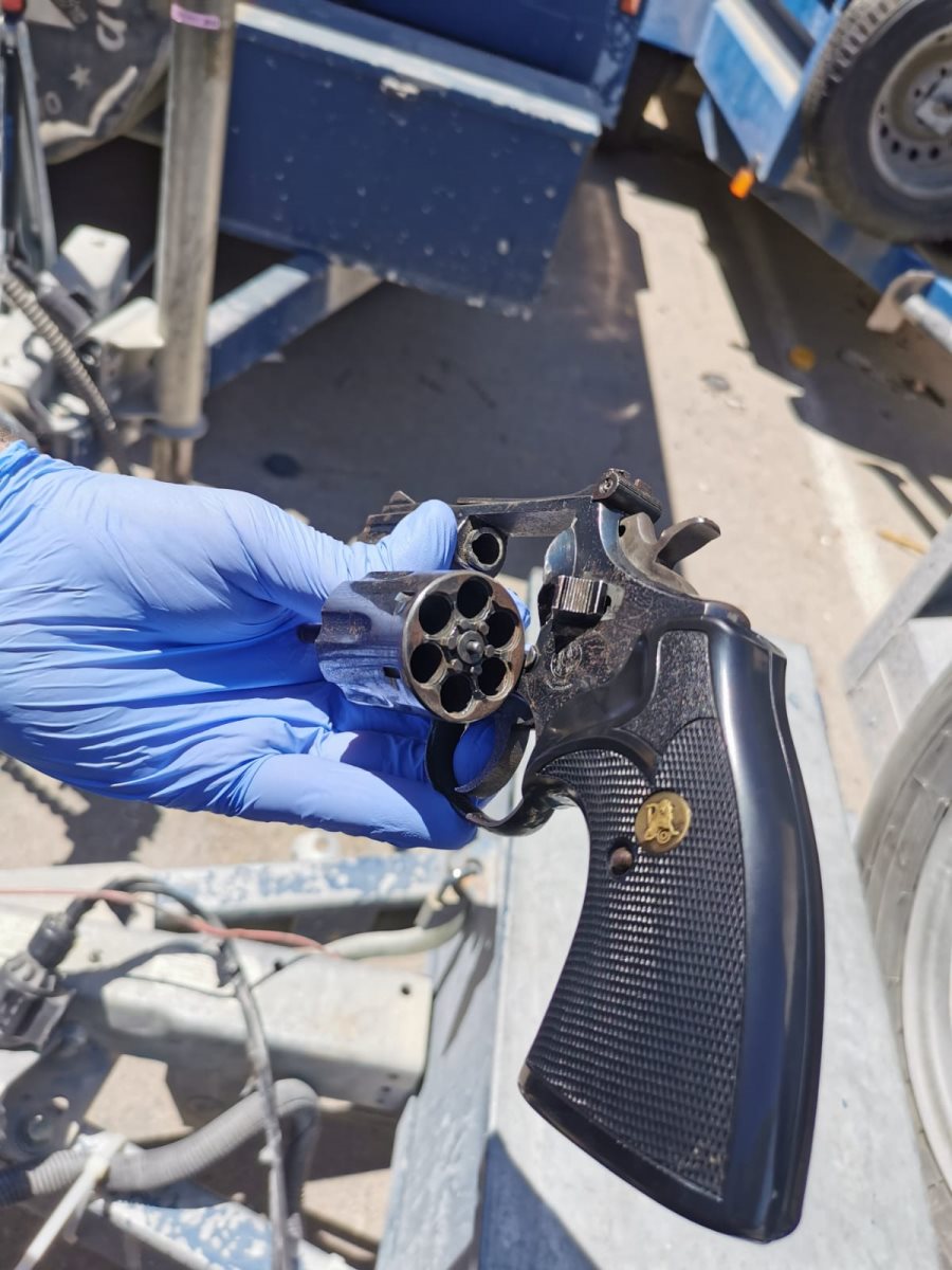 האקדח שנתפס על הקטין. קרדיט - דוברות מרחב נגב