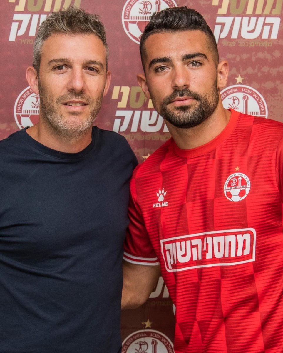 אליאס ומנכ"ל המועדון, גיא פרימור. קרדיט - הפועל "מחסני השוק" באר שבע