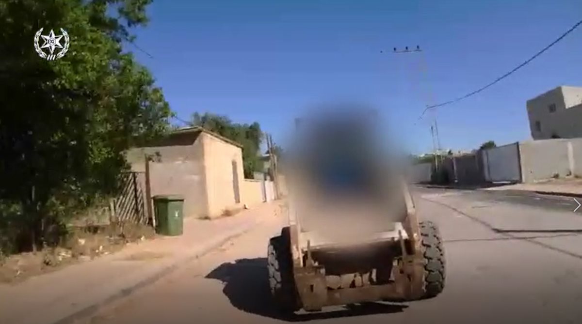 הקטין על הבובקט. קרדיט - משטרת ישראל