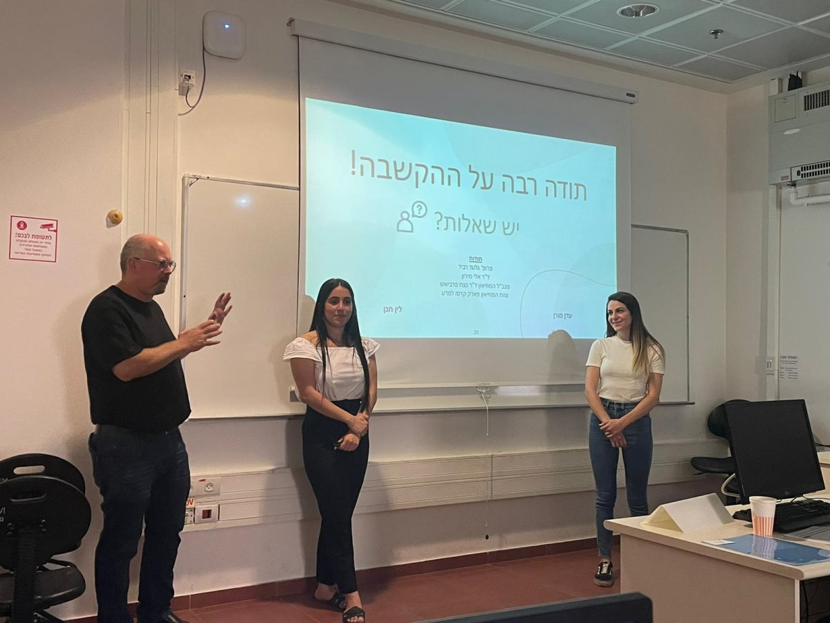 נצח פרביאש והסטודנטיות בהצגת הפרויקט. קרדיט - פארק קרסו 