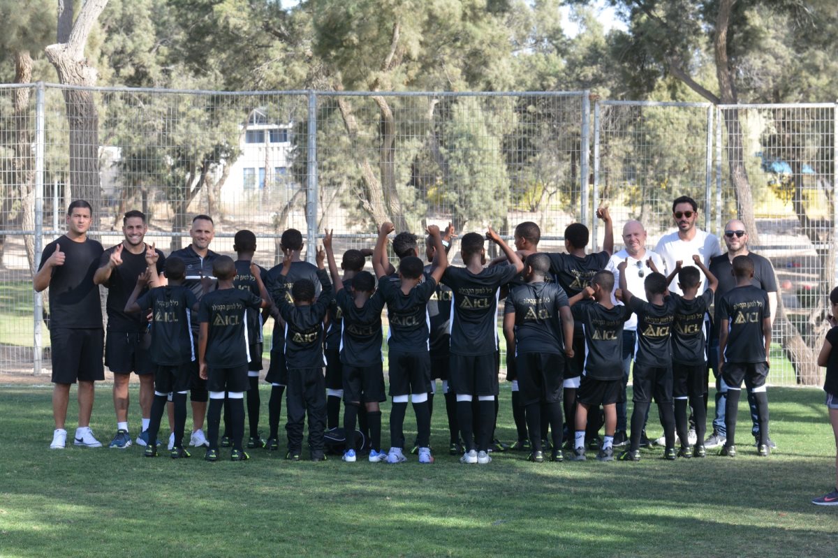 חוג הכדורגל במרכז קליטה חרוב. קרדיט - ICL