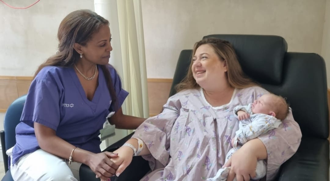 מורן הלר עם בתה הבכורה ומאשו סלומון. קרדיט - רחל דוד