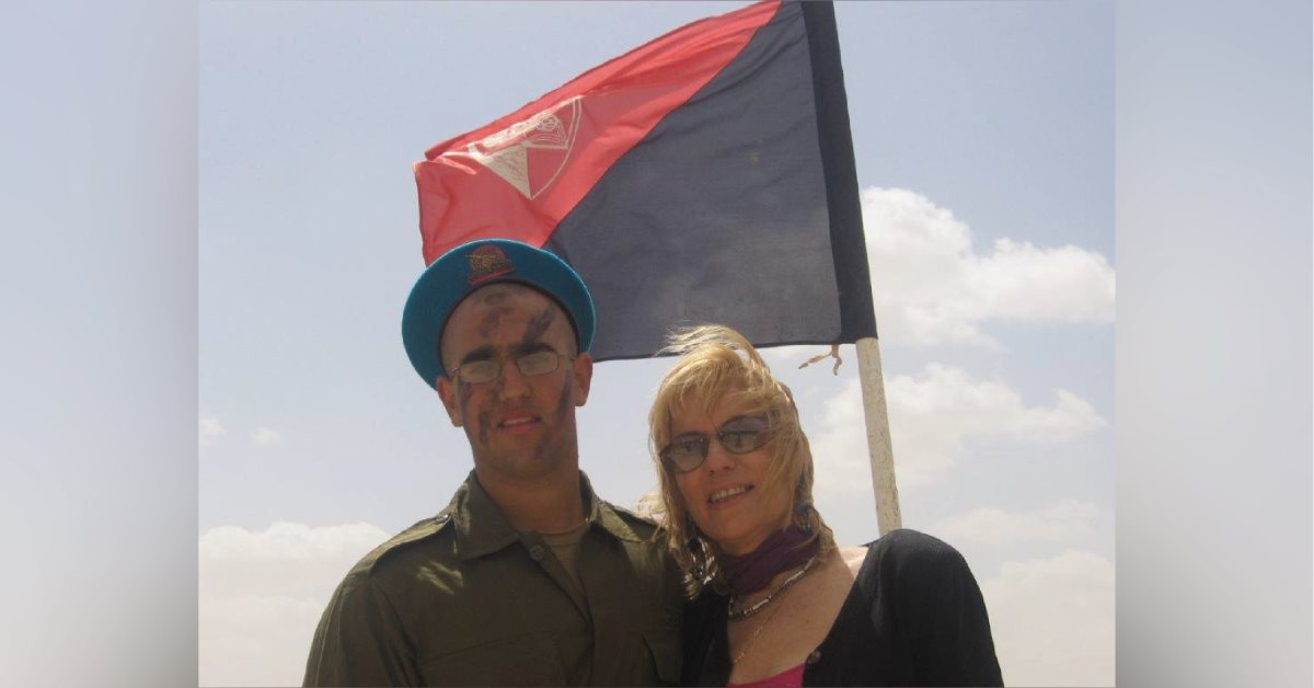 עדי ואמא בסיום הטירונות של התותחנים בשיבטה