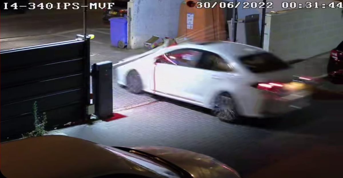 פורצים את השער החשמלי. קרדיט - צילום פרטי (תוכן גולשים ע"פ סעיף 27א')