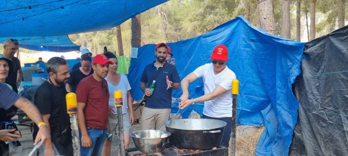 רוביק דנילוביץ' לוקח חלק בבישולים. קרדיט - תנועת הצופים
