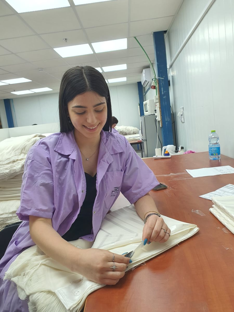 תמרה רבייב בזמן העבודה- קרדיט צבי תקשורת