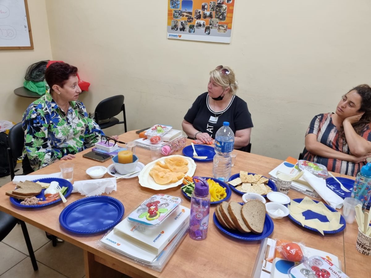 באדיבות מאוחדת