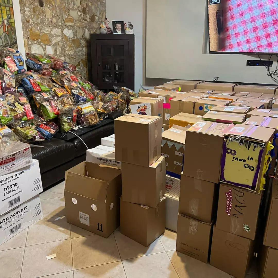 "גדלנו על פעילויות של תרומה לקהילה, לעשות טוב זה פשוט". חלוקת משלוחי מנות בפורים, צילום פרטי