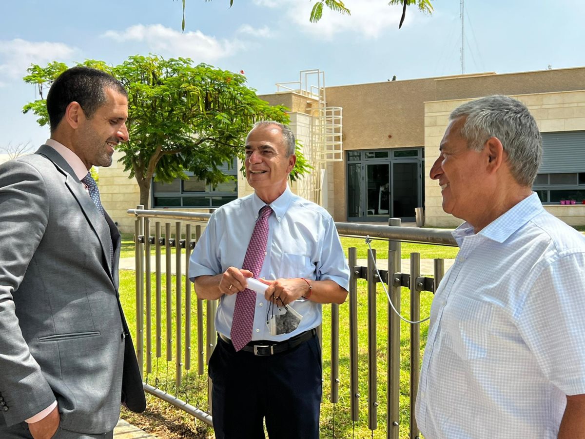 דורון אלמוג, ד''ר צ'אקי זיו נר ושגריר בחריין. קרדיט - עדי נגב