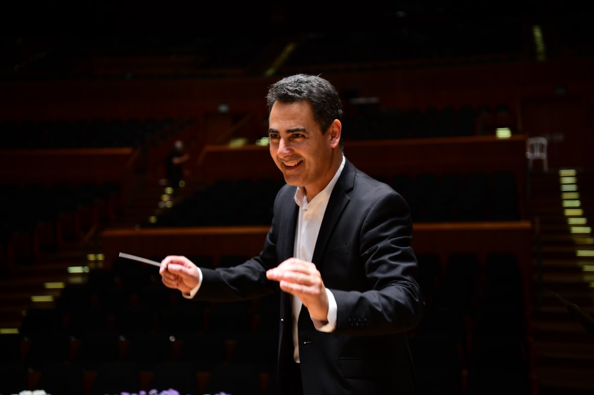 שמואל אלבז מנצח בלייב. צילום: נתן יעקובוביץ