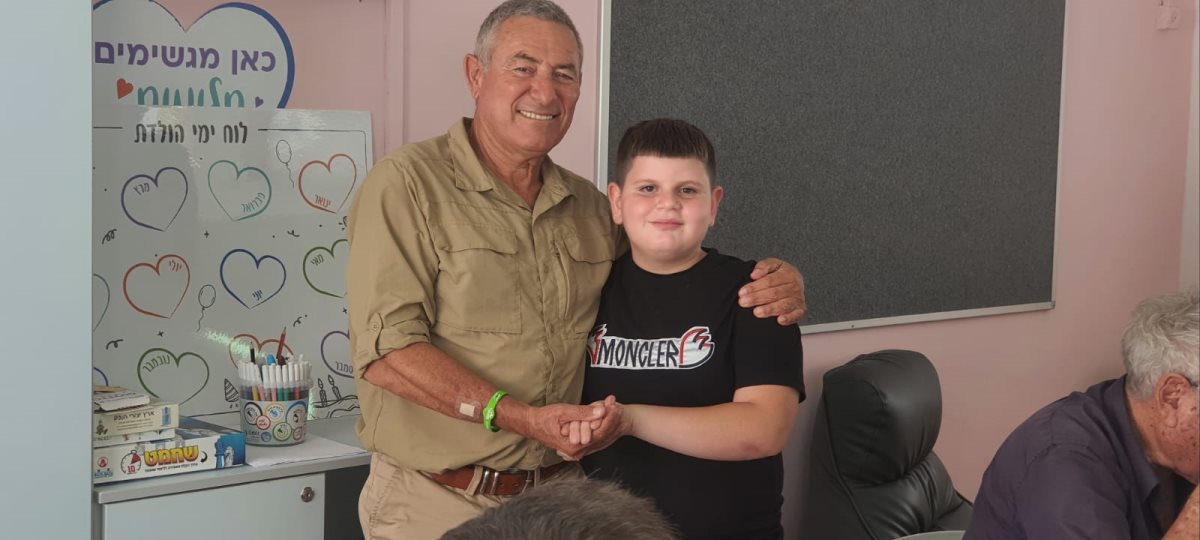 דורון אלמוג יו&quot;ר הסוכנות היהודית הנכנס עם הילד נאור איסטחרוב. צילום: נחמה רוזנבאום