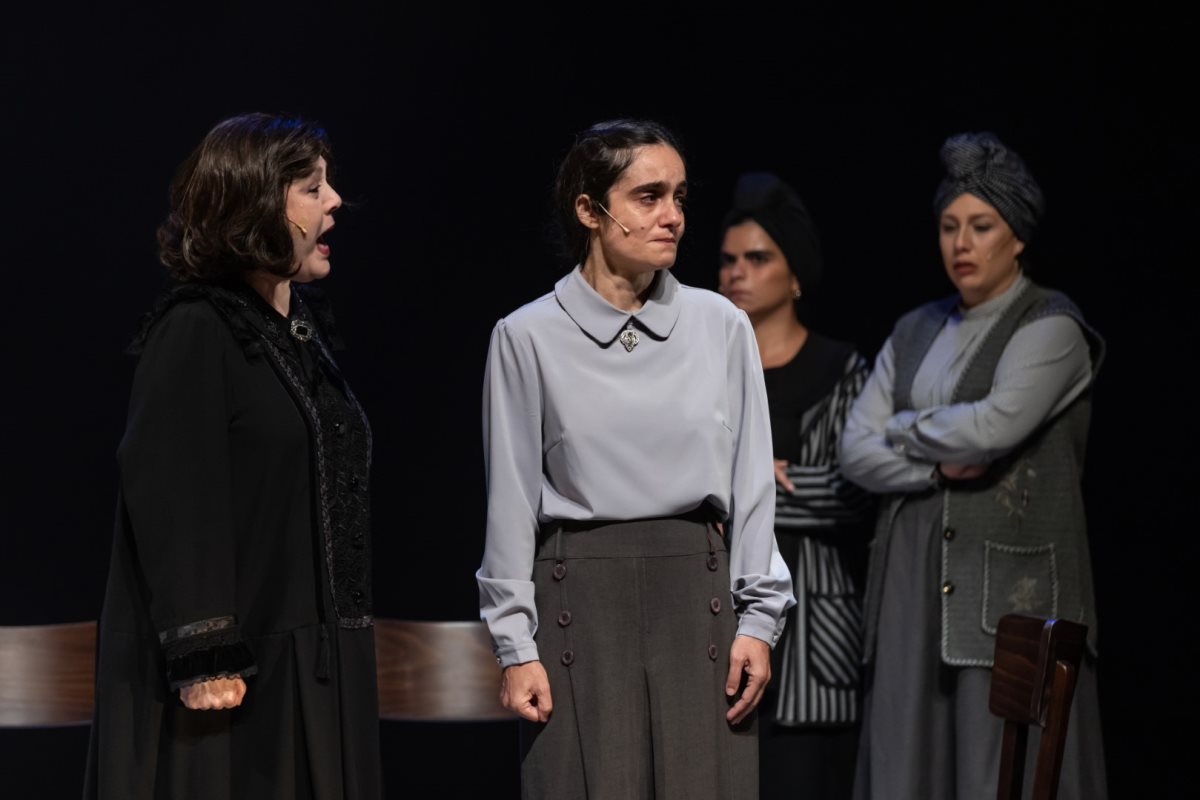 מתוך ההצגה מניין נשים. צילום: מעיין קאופמן