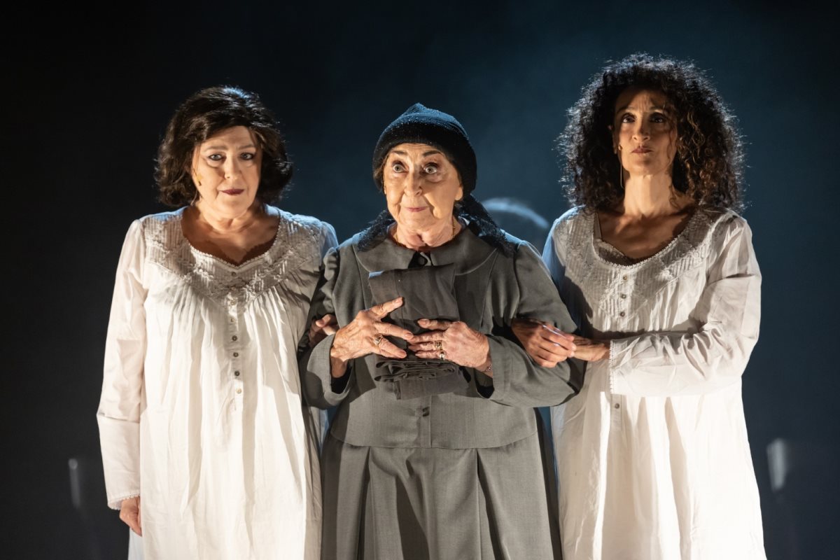 מתוך ההצגה מניין נשים. צילום: מעיין קאופמן