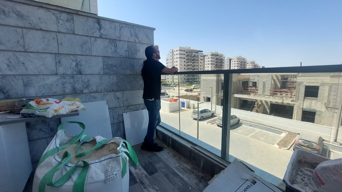 טל יצחק בבית בחדש. היכן שלורה עוד הספיקה לעמודד