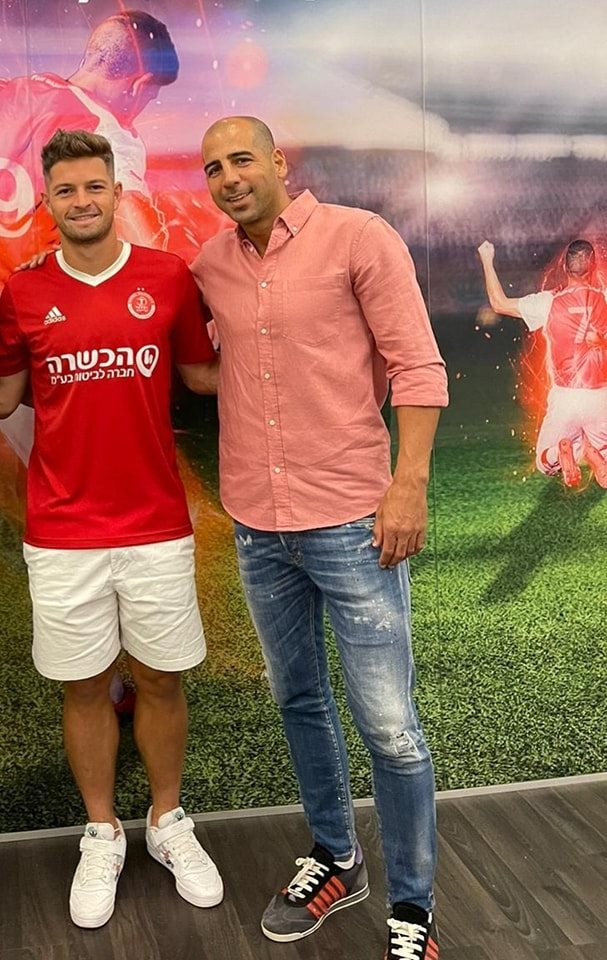 קלטינס לאחר החתימה. קרדיט - הפועל תל אביב (תוכן גולשים ע"פ סעיף 27א')