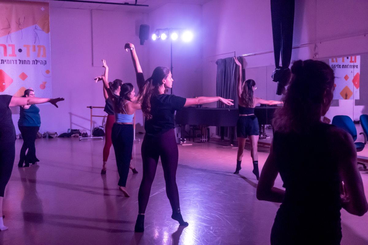 מיד-בר באדיבות להקת המחול קמע