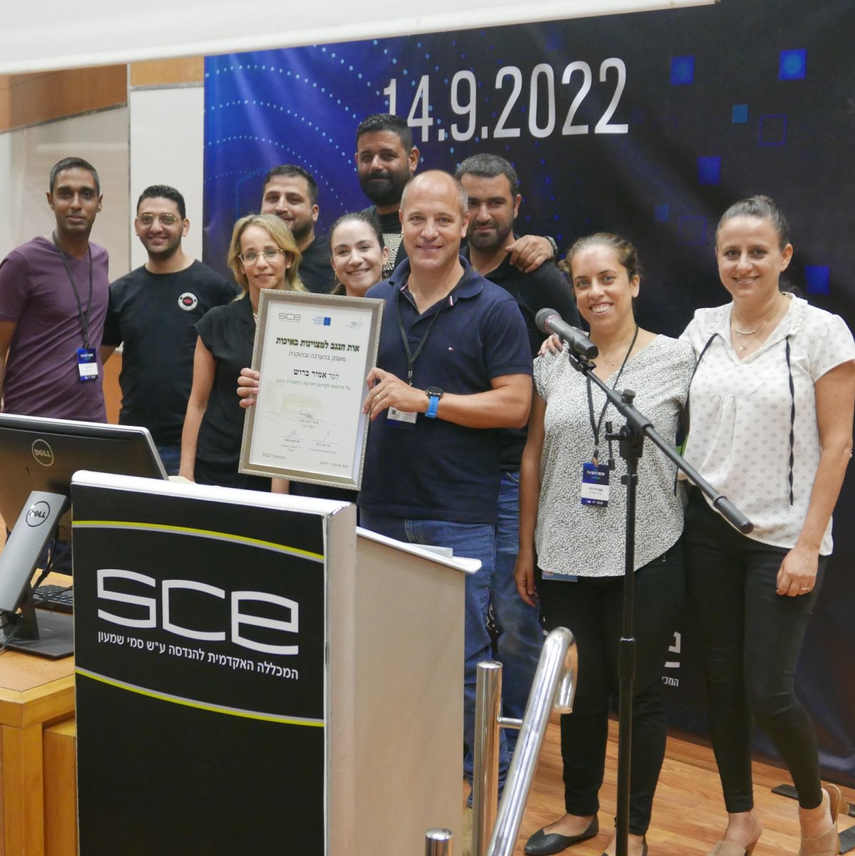 אמיר ברוש עם צוות סודה סטרים. קרדיט - מכללת SCE