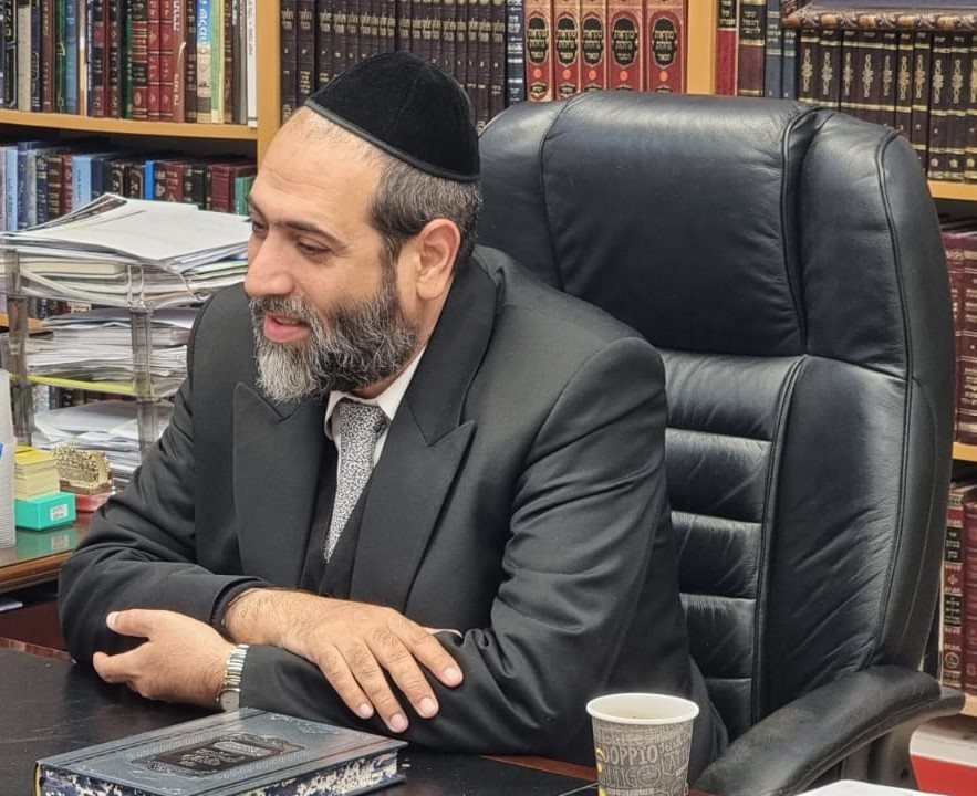 הרב יוסף בצרי במשרדו, השבוע. קרדיט - מוסדות בית יוסף