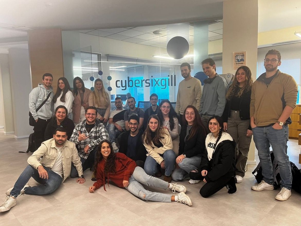 צוות התכנית מבקרים בחברת cybersixgill. צילום - בן לב