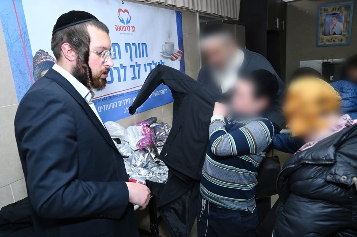 חלוקת מעילים. קרדיט - לב לרפואה