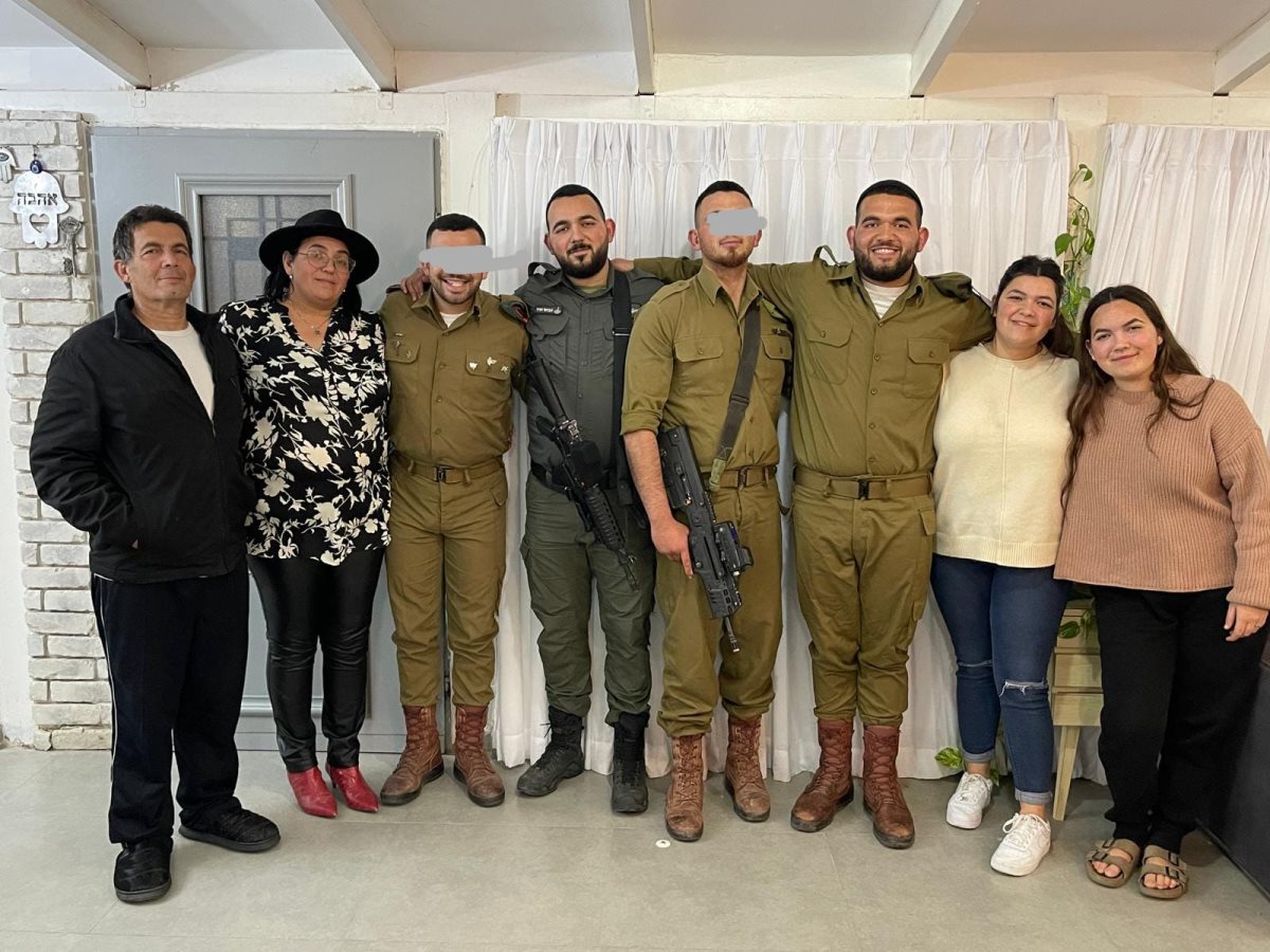 טלי חדד ובני משפחה. צילום: פרטי