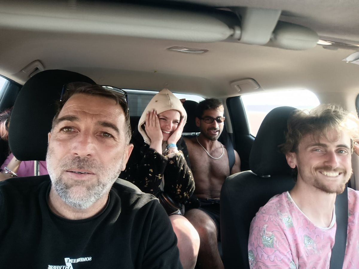 עוז דוידיאן והניצולים. צילום: פרטי