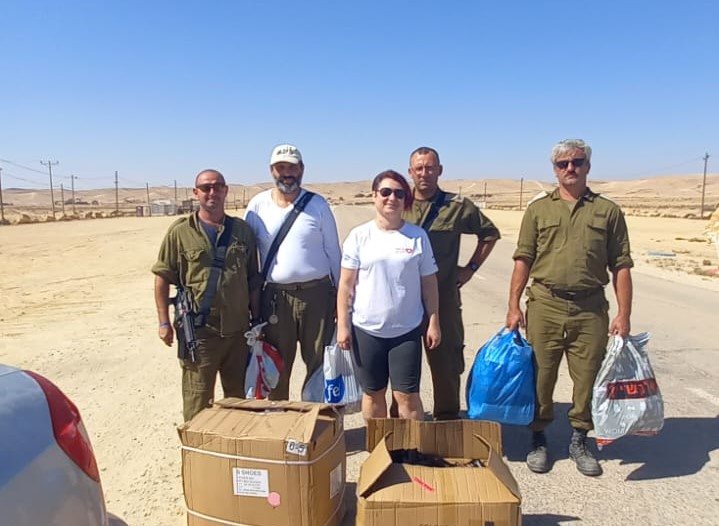 אלינה והחיילים. קרדיט - צילום פרטי