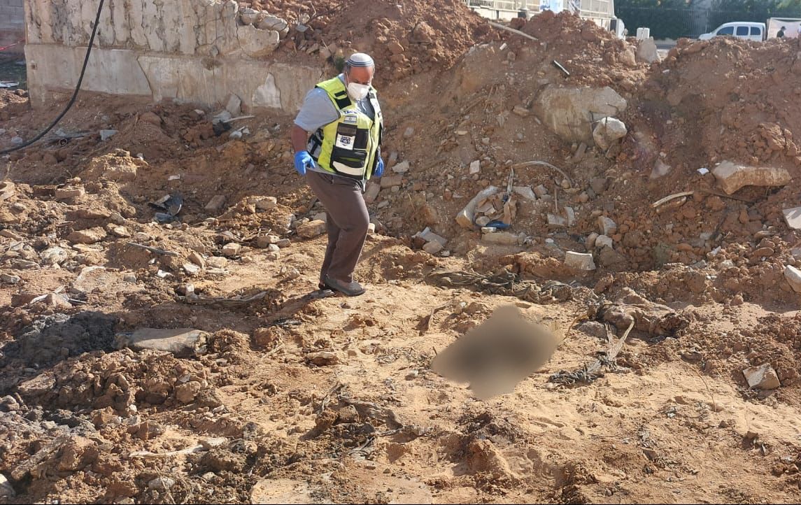 גופת המחבל ומתנדב זק"א. קרדיט - זק"א