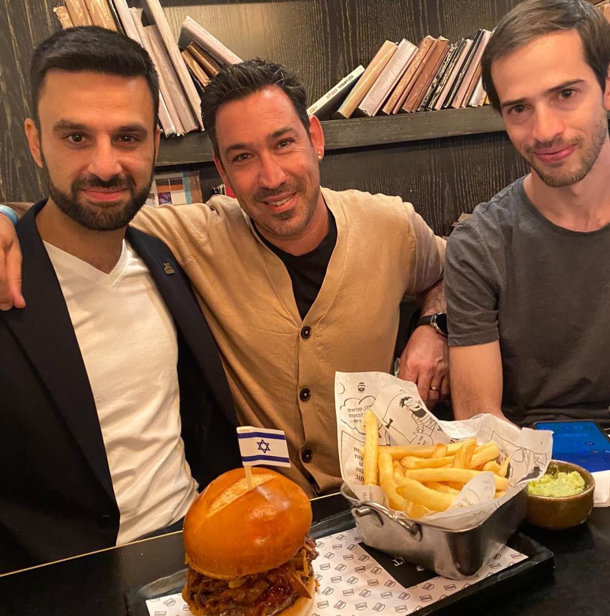 יוסף חדד הגיע לאכול בספרייה. צילום: יח"צ