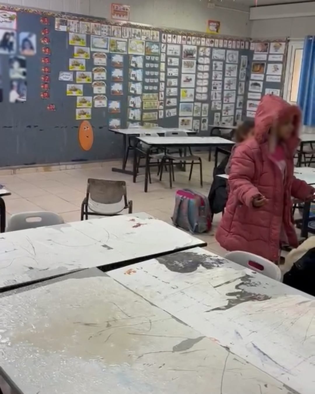 גשם חודר מבעד לתקרה בכיתת לימוד אל קסום