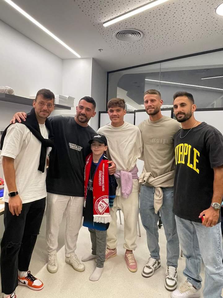 אוהד נפגש עם שחקני הפועל ב"ש. תוכן גולשים שימוש לפי סעיף 27 א'