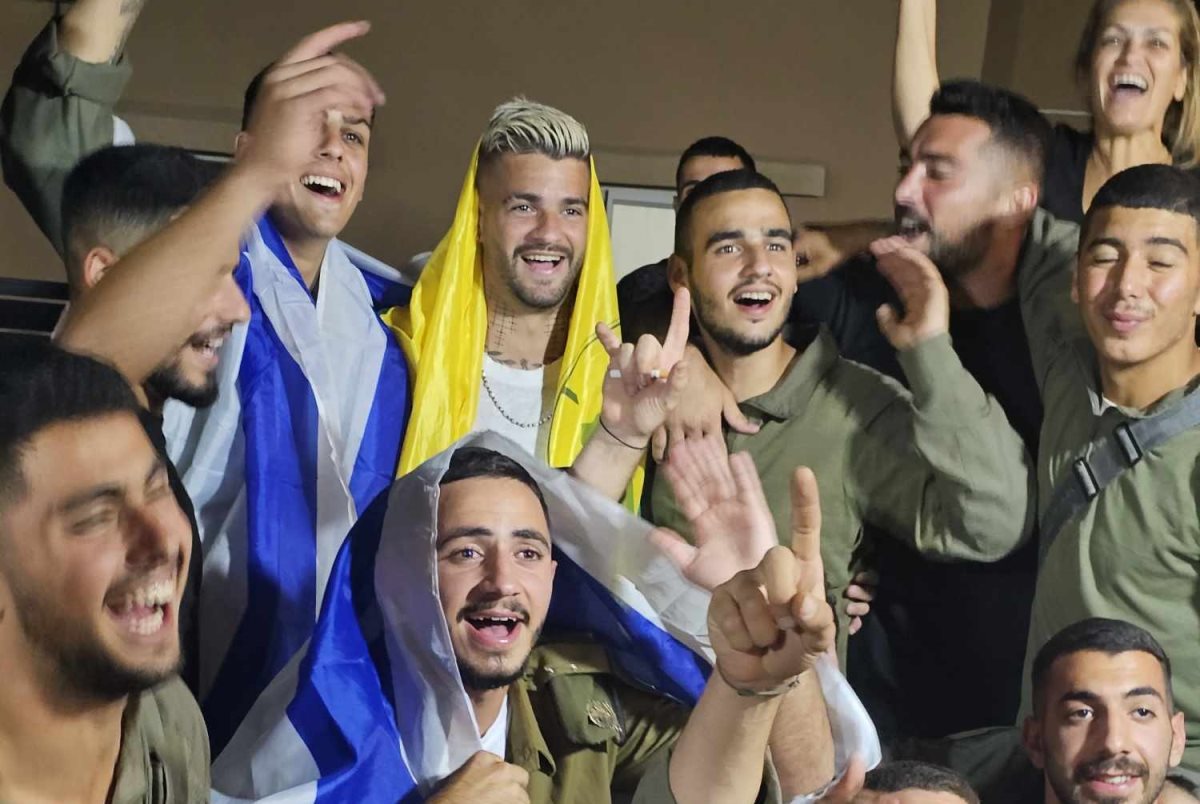 חיילים מתפנקים אצל משפחת ממן. צילום: פרטי