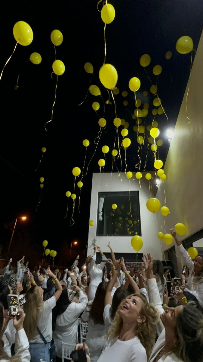 הפרחת בלונים צהובים בהפרשת חלה