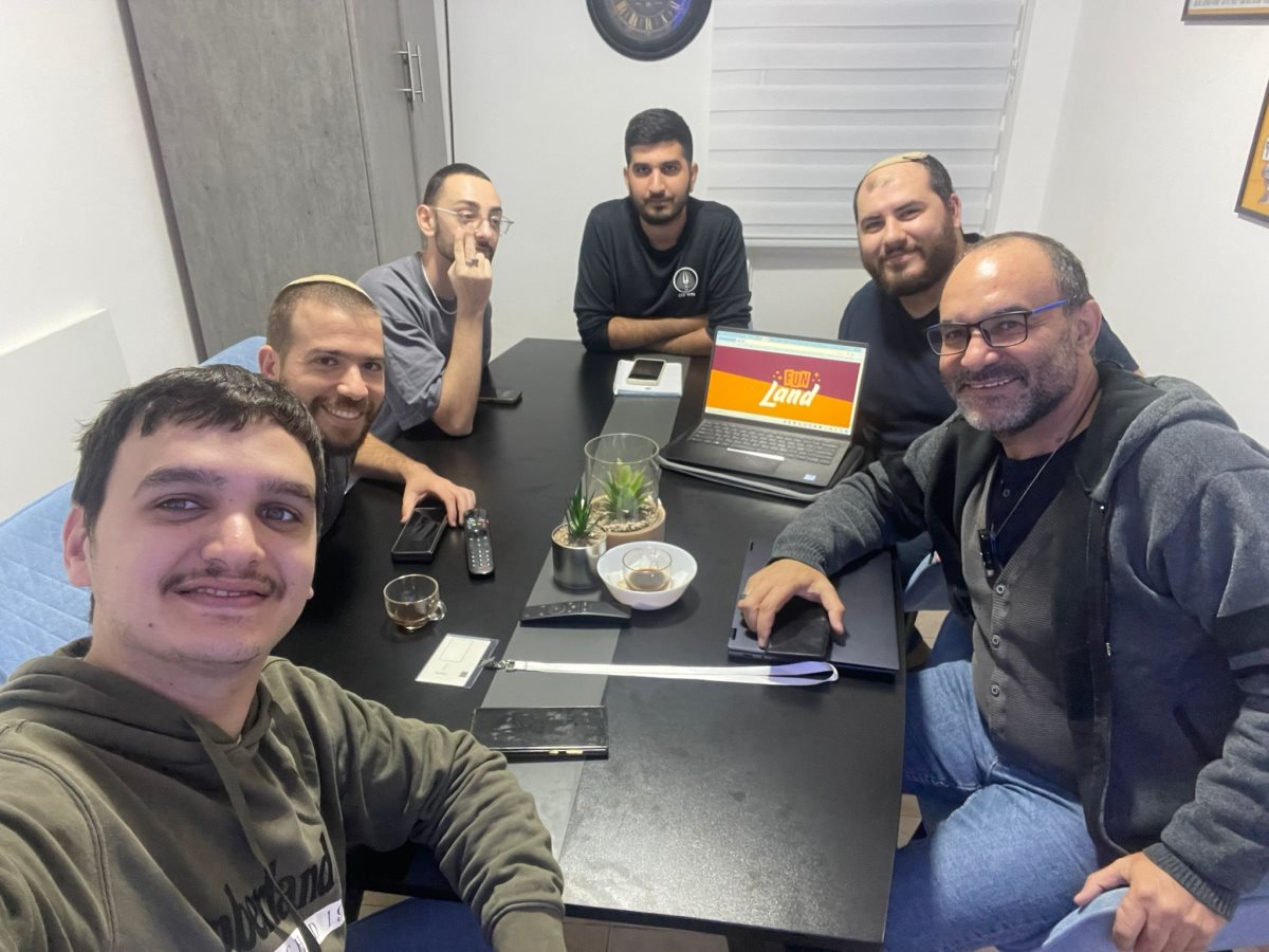 עם עובדי המשרד. צילום: פרטי