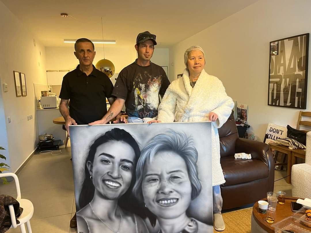 ההורים של נועה ארגמני עם הציור. צילום: פרטי
