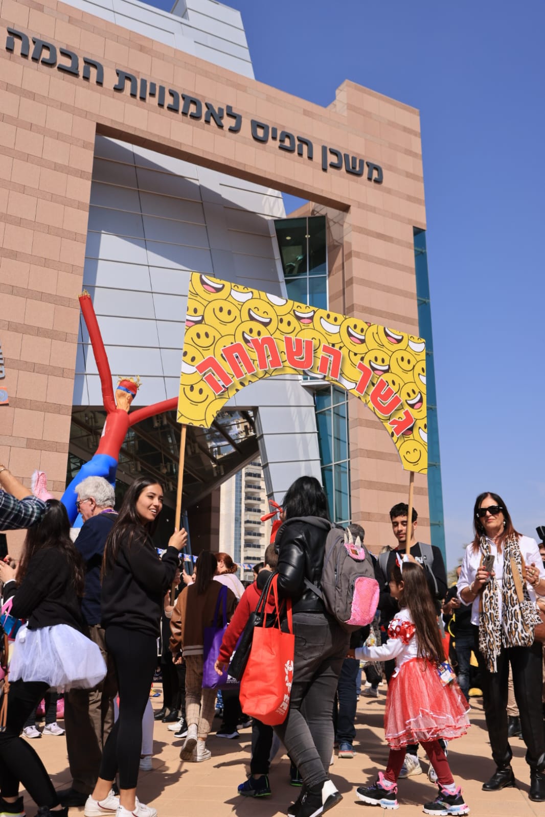 קרדיט - גדולים מהחיים