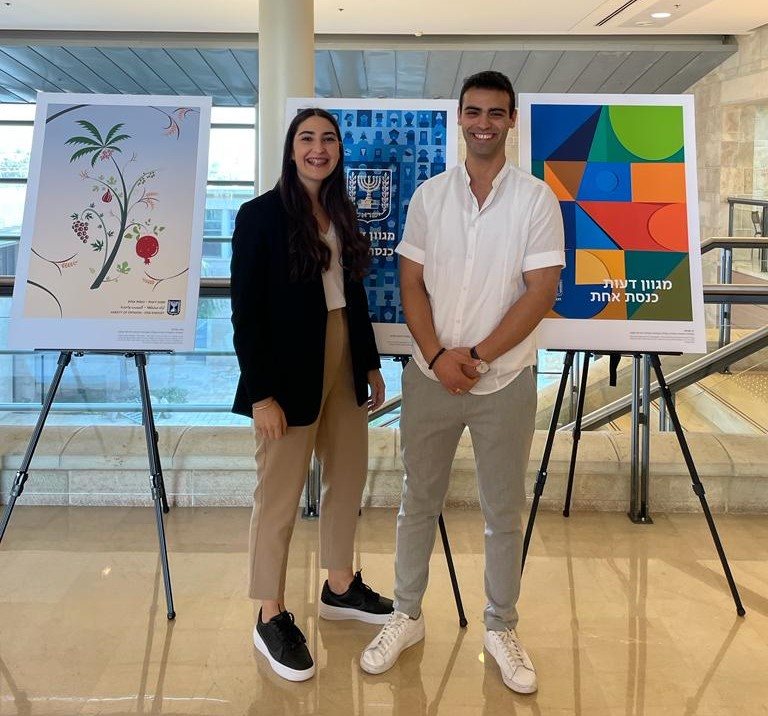 ניר מסיקה ושחר אוגלבו ליד כרזותיהם בכנסת ישראל. קרדיט - ניר מסיקה